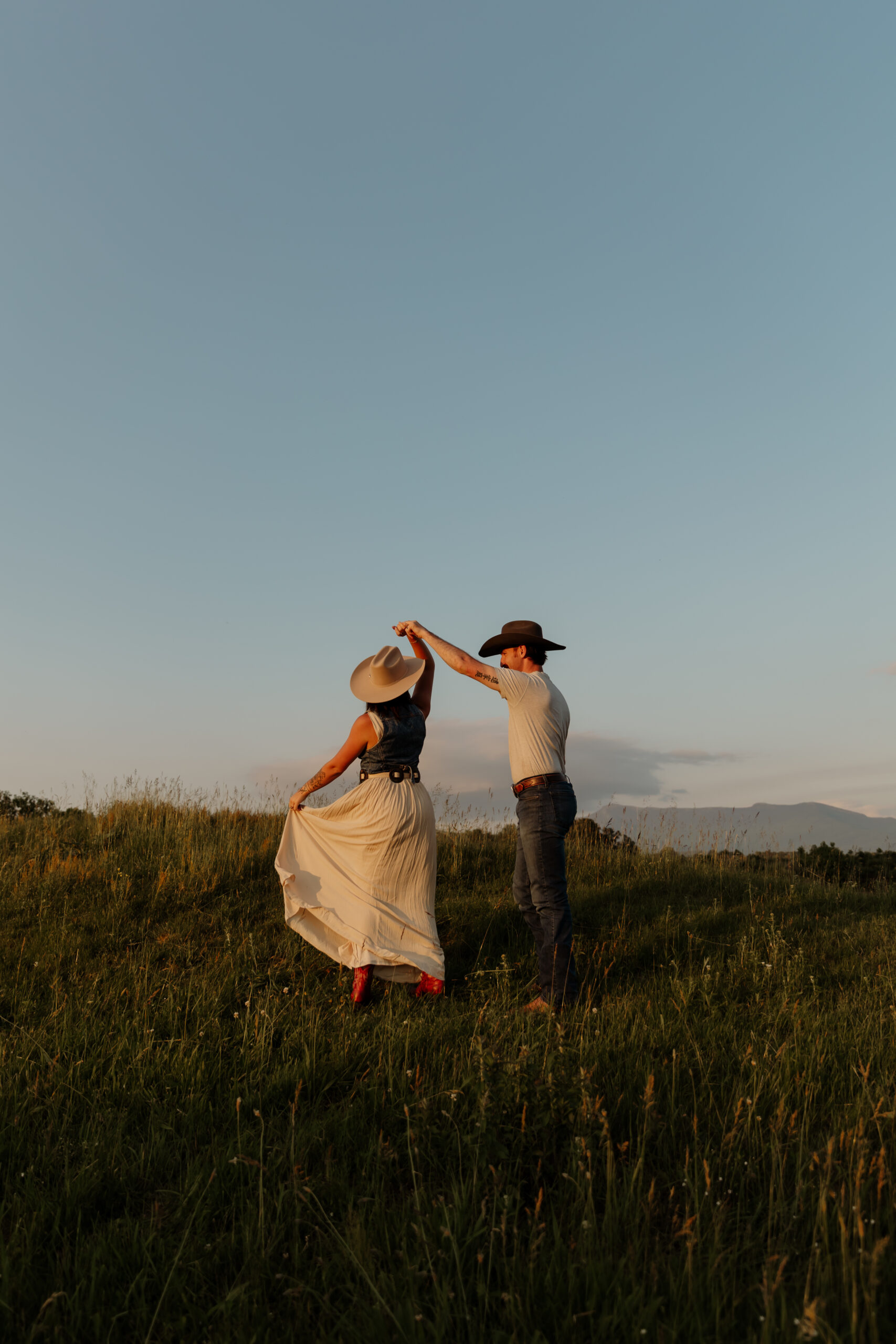 Discover the best location ideas for your Vermont engagement photoshoot. New England’s scenic backdrops give endless opportunity.